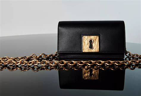 wallet on a chain women.